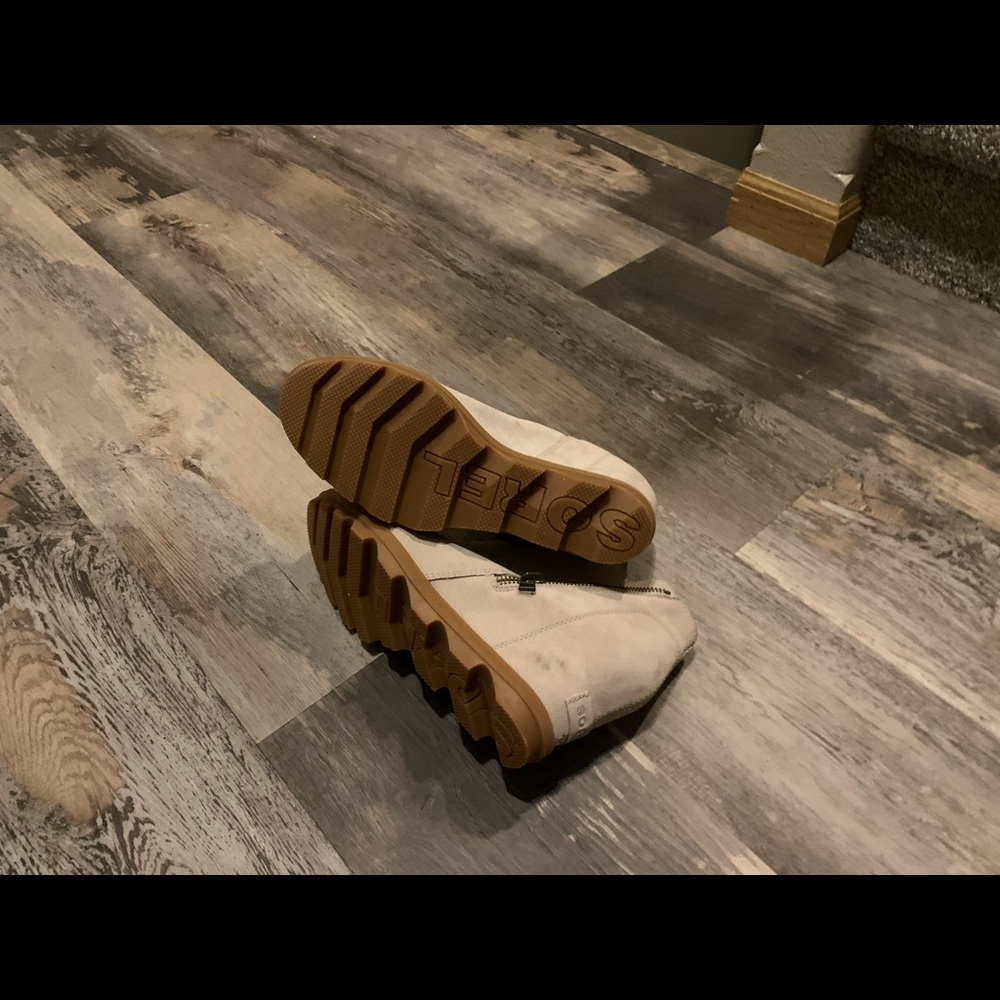 Taupe sorels